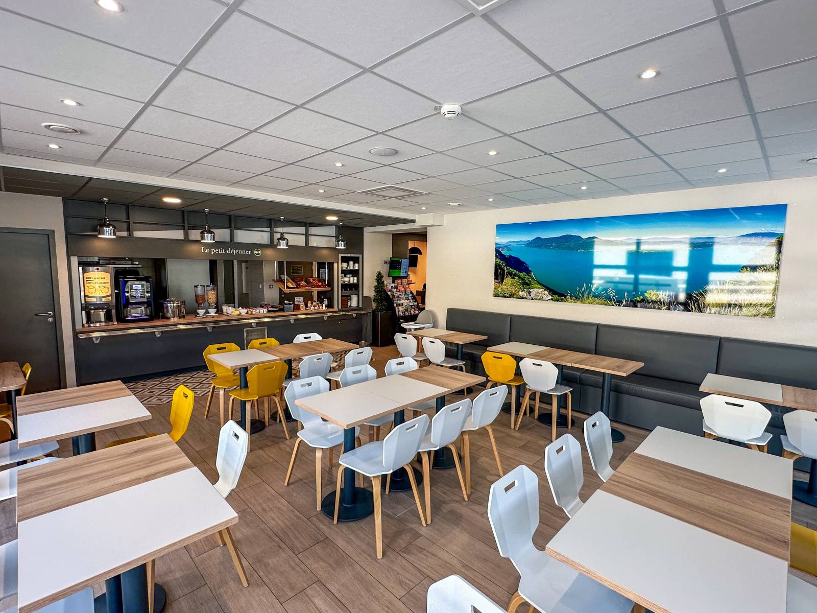 La salle de petit déjeuner conviviale du B&B HOTEL Aix-les-Bains à Grésy-sur-Aix