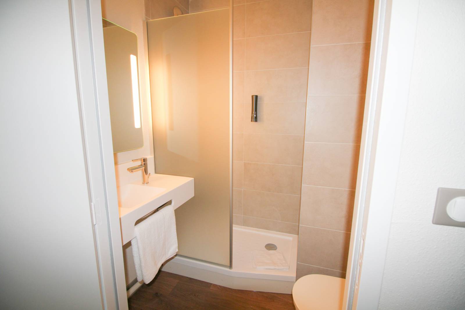 La salle-de-bains classique du B&B HOTEL Aix-les-Bains à Grésy-sur-Aix