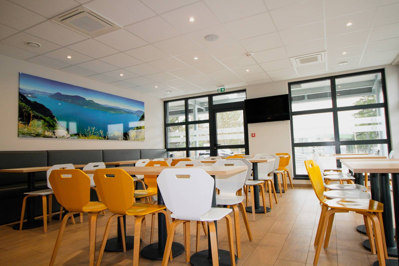 La salle de petit-déjeuner du B&B HOTEL Aix-les-Bains à Grésy-sur-Aix