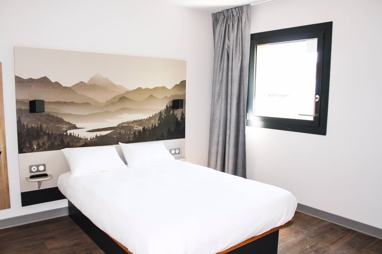 La chambre pour les personnes à mobilité réduite de l'hôtel B&B Aix-les-Bains à Grésy-sur-Aix
