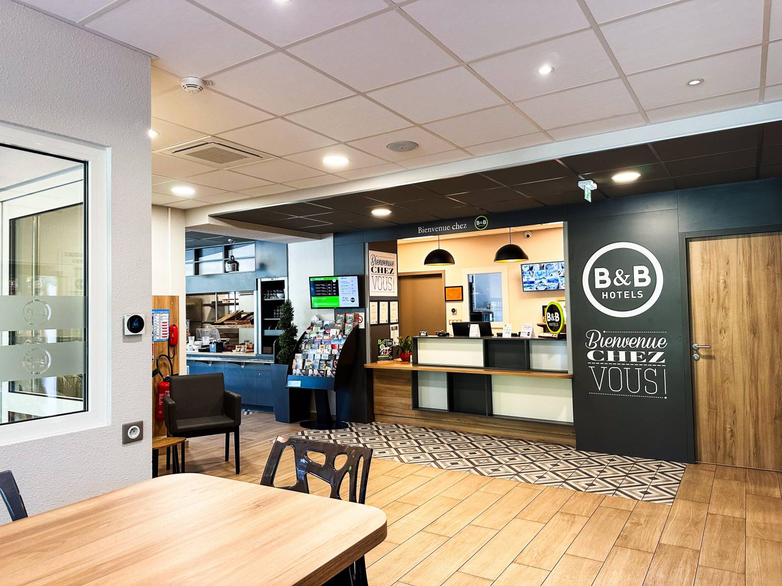 La réception ouverte 24h/24 du B&B HOTEL Aix-les-Bains à Grésy-sur-Aix