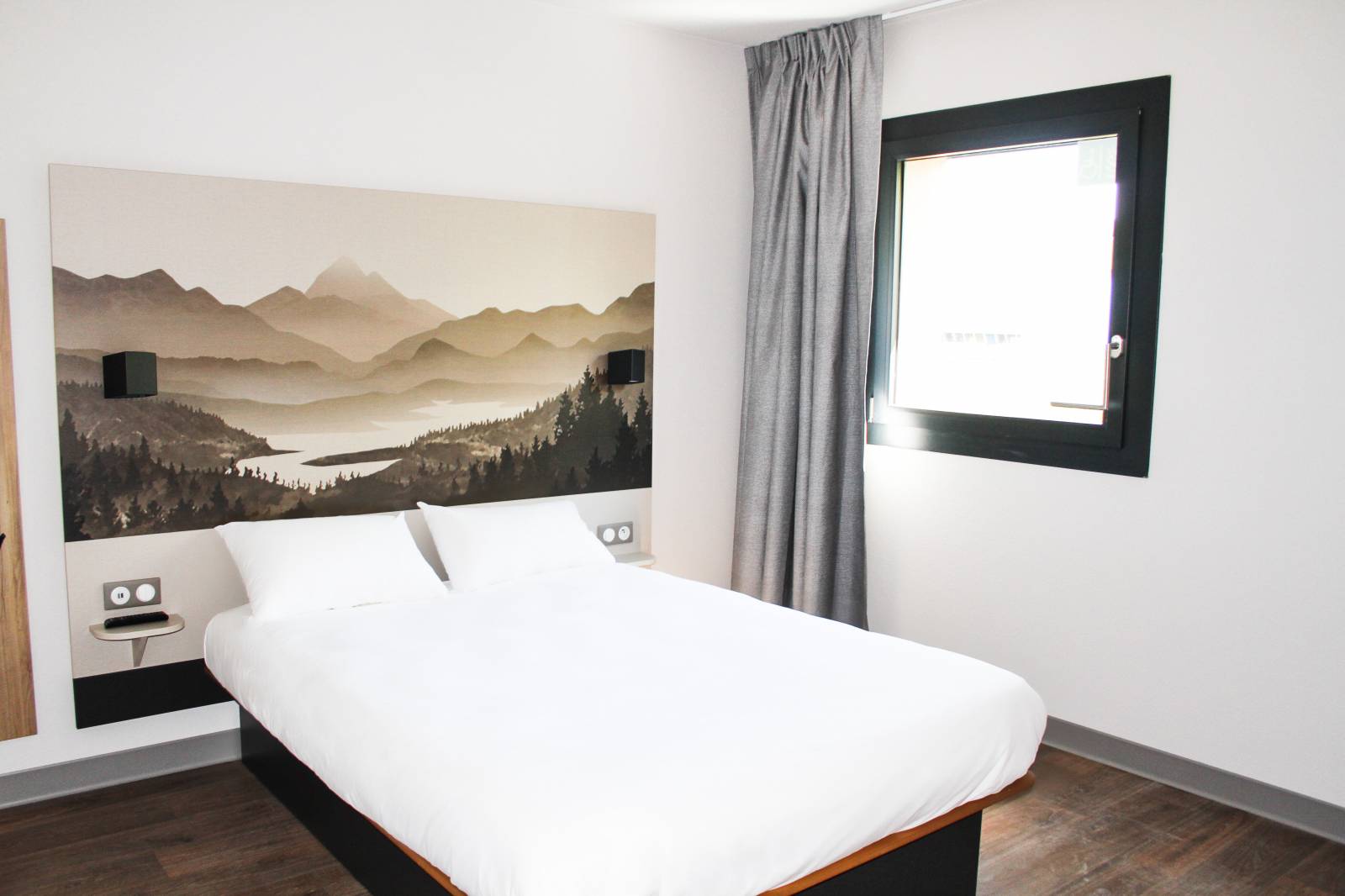 La chambre pour personne en situation de handicap de l'hôtel BB Aix-les-Bains à Grésy-sur-Aix