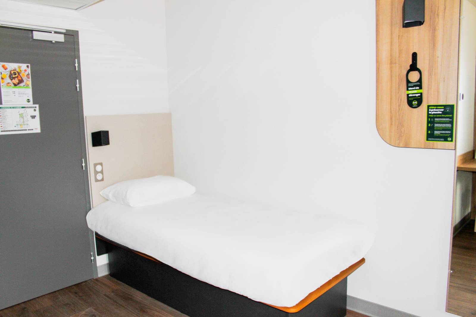 Un des lits simples de la chambre quadruple du B&B HOTEL Aix-les-Bains à Grésy-sur-Aix