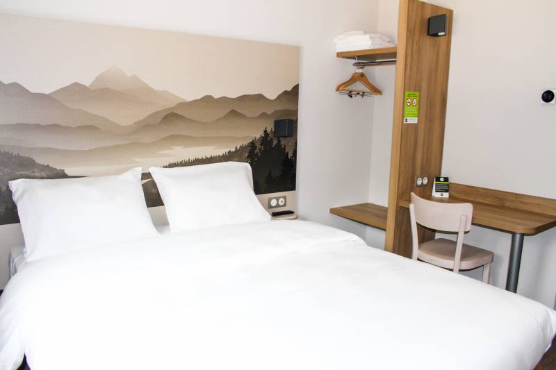 La chambre double standard avec son lit queen du B&B HOTEL Aix-les-Bains à Grésy-sur-Aix