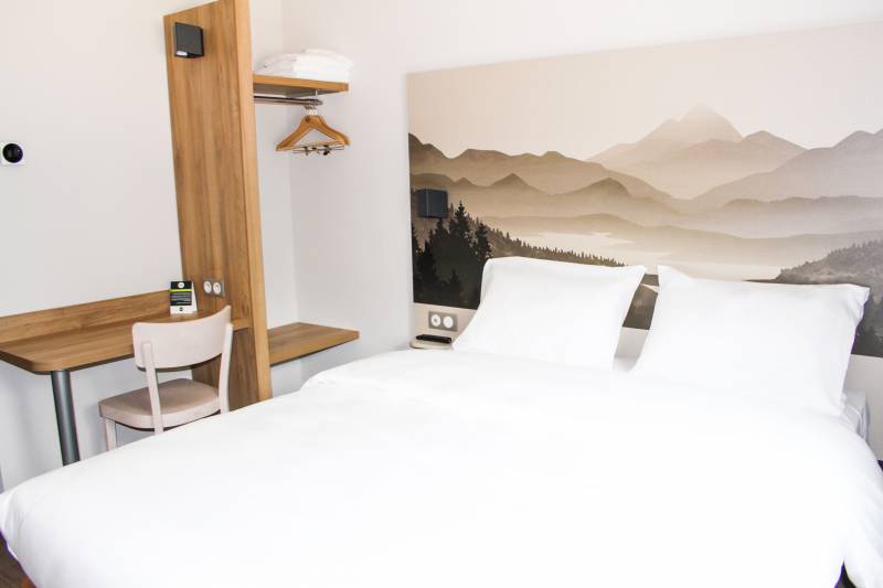 Le lit queen size de l'hôtel B&B Aix-les-Bains à Grésy-sur-Aix