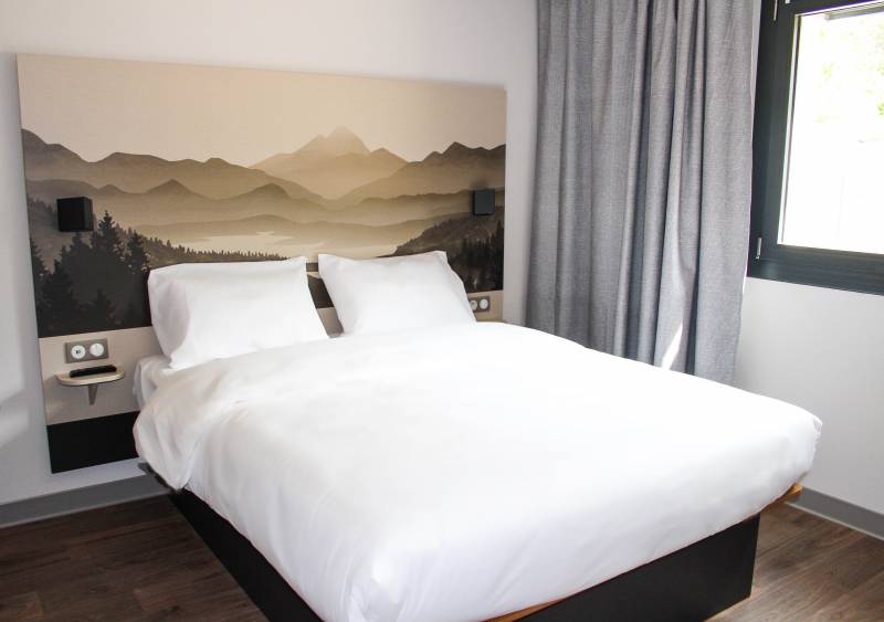 La chambre double standard du BB HOTEL Aix-les-bains à Grésy-sur-Aix