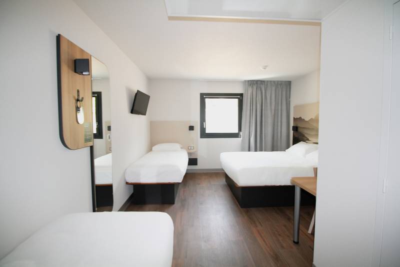 La chambre quadruple dotée d'un lit queen et de 2 lits simples au b&b HOTEL à Grésy-sur-Aix