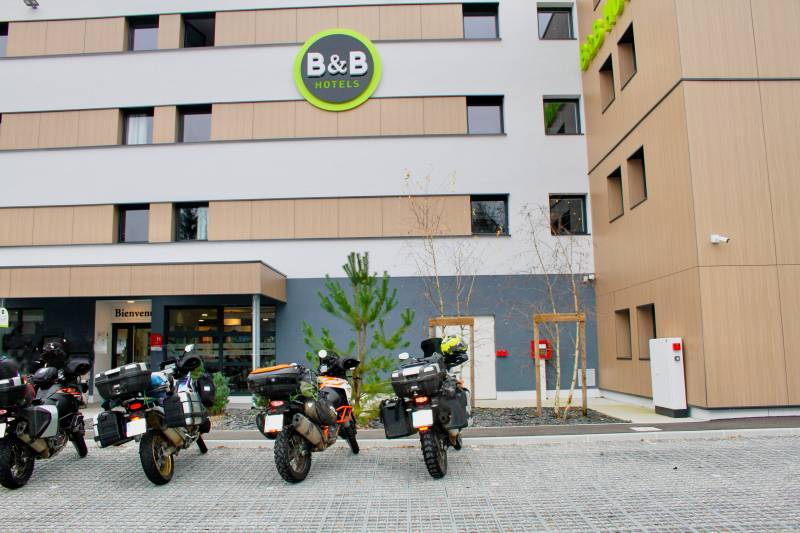 des motos garées devant l'hôtel pour motard avec un parking sécurisé à Grésy-sur-Aix