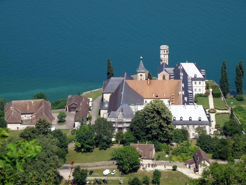 L'abbaye d'Hautecombe vue de haut à Saint-Pierre-de-Curtille